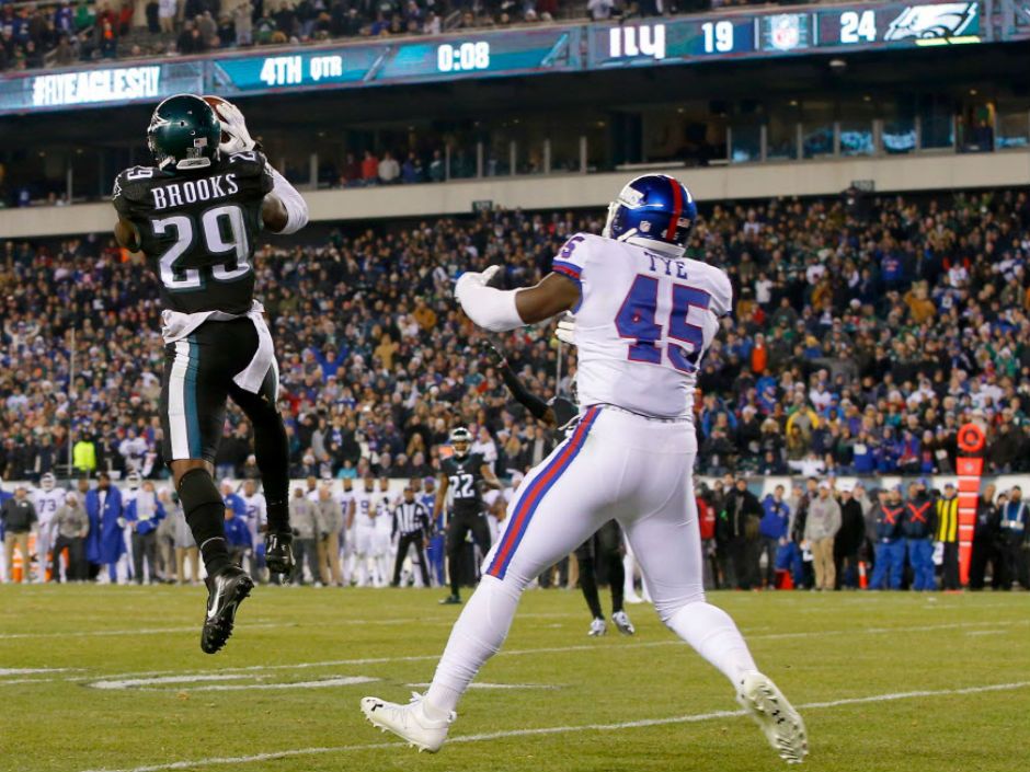 Eagles Pull Away From Giants, Clinching a Playoff Spot - The New York Times