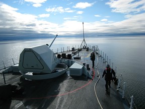 HMCS Fredericton maneuvers in Frobisher Bay at the southern tip of Baffin Island, Canada, taking part in a sovereignty exercise involving a Canadian submarine, Canadian Coast Guard vessel, fighter jets, as well as 800 soldiers, federal police and Inuit rangers 09 August 2007.
