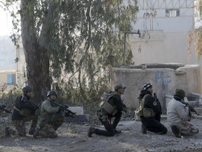 Iraqi special forces advance inside Mosul University grounds, during fighting against Islamic State militants in the eastern side of Mosul, Iraq, Saturday, Jan. 14, 2017.