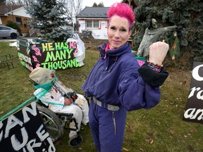 Allison Stacey plastered her front lawn with signs protesting the raw deal she says she got from a contractor who was hired to renovate her home