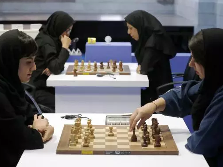 Iranian chess player who competed without hijab meets with Spanish
