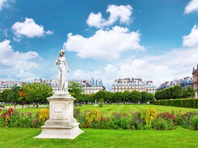 Take in the inspiring scenery and enjoy rose-shaped organic gelato, coffee and other sweets at the Champs Elysées Gardens and Les Tuileries.