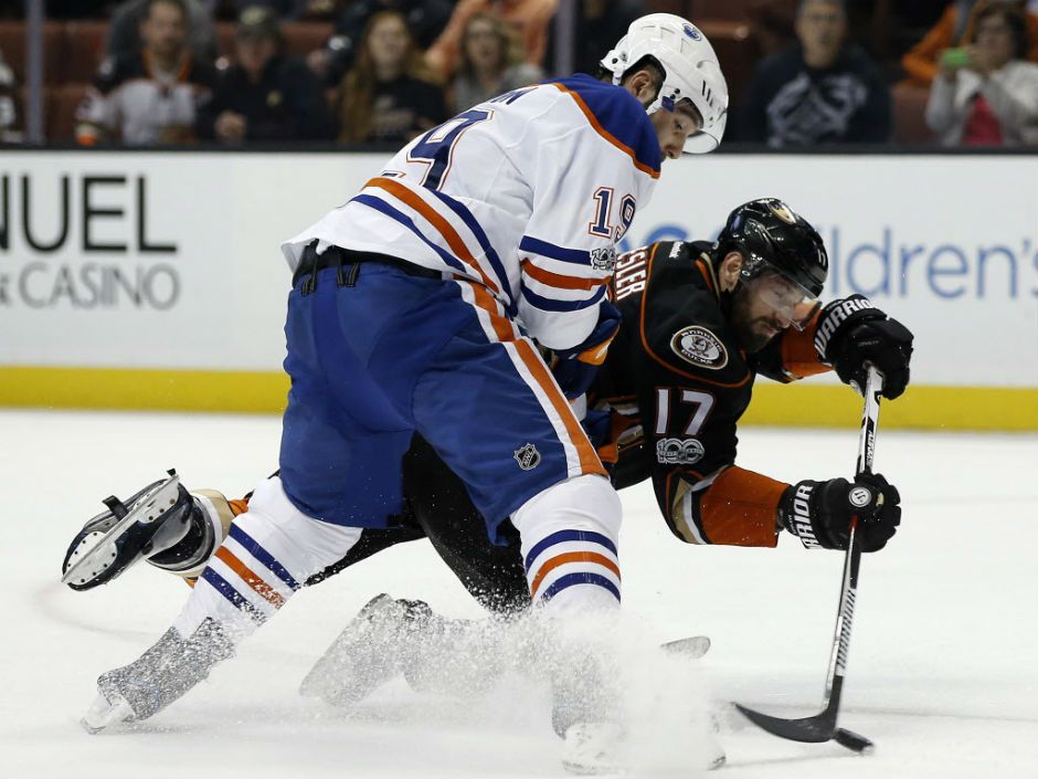 Lightning's Pat Maroon strikes again vs. Ducks, his first NHL team