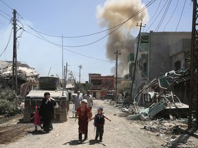 Iraqis flee Mosul's western Rabie neighbourhood  as security forces advance against Islamic State (IS) group fighters on May 17, 2017.