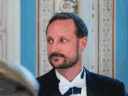 An animated GIF of Crown Prince Haakon of Norway before and after he shaved his beard during a gala dinner at the Royal Palace in Oslo, Norway on May 9, 2017.