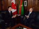 Premierminister Justin Trudeau trifft sich am 17. Mai 2016 mit dem Aga Khan auf dem Parliament Hill in Ottawa. 