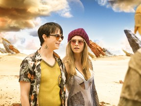Dane DeHaan (Valerian) and Cara Delevingne (Laureline) in VALERIAN AND THE CITY OF A THOUSAND PLANETS.