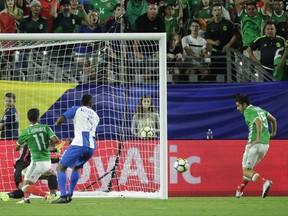Mexico's Rodolfo Pizarro, right, strikes the ball to score against Honduras during a CONCACAF Gold Cup quarterfinal soccer match, Thursday, July 20, 2017, in Glendale, Ariz. (AP Photo/Matt York)