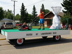 Theunis Wessels, the man who casually mowed his lawn while a tornado raged behind him, took his rightful place on top of a float in a Three Hills, Alta. parade Saturday.