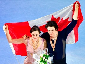 Tessa Virtue and Scott Moir of Canada pose after winning the Ice Dance / Free Dance event at the ISU World Figure Skating Championships in Helsinki on April 1, 2017.