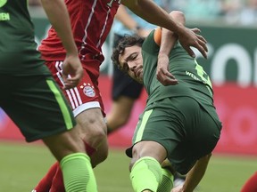 Bremen's Thomas Delaney, right, challenges for the ball with Munich's Franck Ribery during the German first division Bundesliga soccer match between Werder Bremen and Bayern Munich in Bremen, Germany, Saturday, Aug. 26, 2017. (Carmen Jaspersen/dpa via AP) via AP)