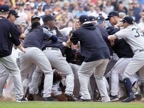 El toletero de los Tigres de Detroit Miguel Cabrera  está en el fondo de una pelea entre jugadores de los Tigres con los de los Yanquies en el sexto inning de un partido de las Grandes Ligas el jueves, 24 de agosto del 2017. (AP Foto/Duane Burleson)