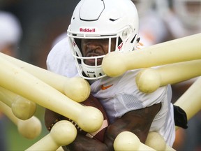 Tennessee running back John Kelly during a drill  during NCAA college football practice in Knoxville, Tenn., Tuesday, Aug. 1, 2017. (Caitie McMekinKnoxville News Sentinel via AP)