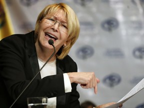 ARCHIVO - En esta foto de archivo del 4 de julio de 2017, la destituida fiscal venezolana Luisa Ortega Díaz ofrece una conferencia de prensa en Caracas, Venezuela. Autoridades de migración en Colombia anunciaron el miércoles 22 de agosto que Ortega Díaz está en camino a Brasil. (AP Foto/Ariana Cubillos, Archivo)