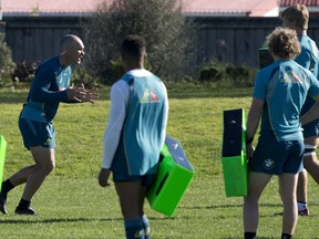 Australian rugby team defence coach Nathan Grey, left, gestures to his players during a training session in Christchurch, New Zealand, Tuesday, Aug. 22, 2017. The Wallabies play the All Blacks in a second Bledisloe and Rugby Championship test match in Dunedin on Saturday Aug 26. (AP Photo/Mark Baker)