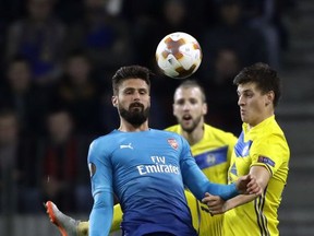 Arsenal's Olivier Giroud, left, vies for the ball with BATE's Stanislav Dragun during the Europa League group H soccer match between Bate and Arsenal at the Borisov-Arena stadium in Borisov, Belarus, Thursday, Sept. 28, 2017. (AP Photo/Sergei Grits)