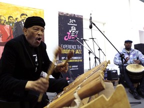 Jazz musician Roy Ayers, left, plays an African Marimba instrument during his workshop with young music artist at Funda Centre in Soweto, South Africa, Friday, Sept. 29, 2017. Ayers, who is in South Africa for a jazz festival, radiated enthusiasm on Friday as he urged a couple of dozen people at an arts center to "vibe on" role models even if they don't always meet expectations. (AP Photo/Themba Hadebe)