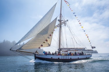 Jolly Breeze sails across Passamaquoddy Bay and through the Bay of Fundy.