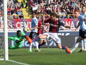 Bologna's Andrea Poli scores during the Serie A soccer match between Bologna and Spal, at the Renato Dall'Ara Stadium in Bologna, Italy, Sunday, Oct. 15, 2017.  (Giorgio Benvenuti/ANSA via AP)
