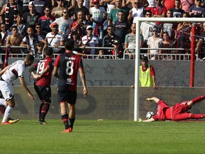 Genoa's Adel Taarabt, left, scores during the Serie A soccer match between Cagliari and Genoa, in Cagliari, Italy, Sunday, Oct. 15, 2017. (Fabio Murru/ANSA via AP)