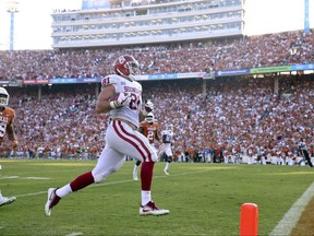 Oklahoma tight end Mark Andrews (81) runs into the end zone during an NCAA college football game against Texas, Saturday, Oct. 14, 2017, in Dallas. (Ian Maule/Tulsa World via AP)