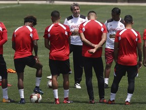 Peru assistant coach Nestor Bonillo, center, talks with Peru's players during a practice in Lima, Peru, Monday, Nov. 13, 2017. Peru will face New Zealand in Lima on Nov. 15, in an intercontinental World Cup playoff. (AP Photo/Martin Mejia)