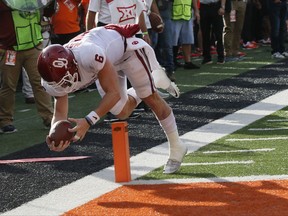 Oklahoma quarterback Baker Mayfield (6) dives into the end zone with a touchdown in the first half of an NCAA college football game against Oklahoma State in Stillwater, Okla., Saturday, Nov. 4, 2017. (AP Photo/Sue Ogrocki)