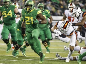 Oregon running back Royce Freeman (21), runs for a second quarter touchdown against Oregon State in an NCAA college football game Saturday, Nov. 25, 2017 in Eugene, Ore. (AP Photo/Thomas Boyd)