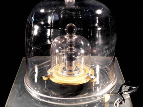 This photo shows the original cylinder of platinum and iridium used as the standard weight for one kilogram.