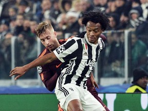Juventus' Juan Cuadrado, foreground, and Barcellona's Gerard Deulofeu vie for the ball during the Champions League group D soccer match between Juventus and Barcelona, at the Allianz Stadium in Turin, Italy, Wednesday, Nov. 22, 2017.  (Andrea Di Marco/ANSA via AP)