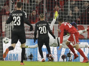 Bayern's Corentin Tolisso, right, scores his side's second goal during the Champions League Group B soccer match between FC Bayern Munich and Paris Saint-Germain, at Allianz Arena stadium in Munich, Germany, Tuesday, Dec. 5, 2017.