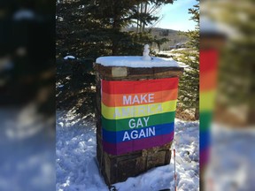 Mike Pence's neighbours in Aspen put up this banner to welcome the U.S. vice president as he is vacationing in the very liberal town.