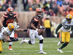 Cleveland Browns quarterback DeShone Kizer (7) scrabbles against the Green Bay Packers in the first half of an NFL football game, Sunday, Dec. 10, 2017, in Cleveland.