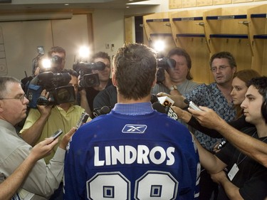Eric Lindros is introduced at the Air Canada Centre in Toronto on Aug. 11, 2005.