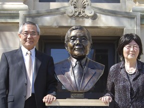 Nobel laureate and Purdue University professor Ei-ichi Negishi, with his wife Sumire next to sculpture of him at Purdue University in West Lafayette, Ind. Sumire Negishi was found dead on March 13.
(File photo, 2014)