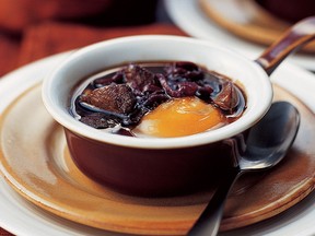 Baked eggs with chicken livers and shallots in wine