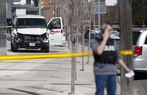 Die Polizei inspiziert einen Lieferwagen, der am 23. April 2018 in der Yonge Street in Toronto mehrere Fußgänger angefahren und getötet hat.