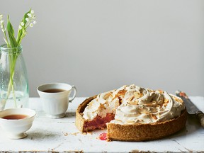 Rhubarb meringue tart with almonds