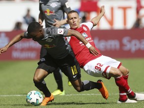 Mainz'  Pablo de Blasis, right, and Leipzig's Ademola Lookman challenge for the ball during the German Bundesliga soccer match between FSV Mainz 05 and RB Leipzig, in Mainz, Germany, Sunday, April 29, 2018.