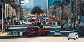 Rettungsdienste schließen die Yonge Street nach einem tödlichen Angriff auf einen Lieferwagen in Toronto am 23. April 2018.