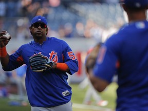 New York Mets' Yoenis Cespedes, left, warms up before a baseball game against the New York Yankees, Friday, July 20, 2018, in New York.