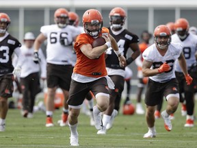 Cleveland Browns quarterback Baker Mayfield, center, rushes during NFL football training camp, Thursday, July 26, 2018, in Berea, Ohio.