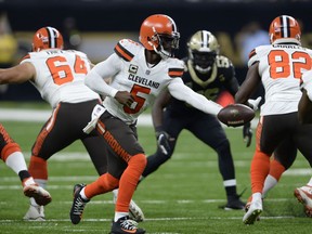 Cleveland Browns quarterback Tyrod Taylor (5) hands off the football during the first half of an NFL football game against the New Orleans Saints in New Orleans, Sunday, Sept. 16, 2018.