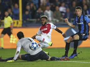 Monaco's Moussa Sylla, center, scores past Brugge goalkeeper Karlo Letica, left, during a Champions League Group A soccer match between Club Brugge and Monaco at the Jan Breydel Stadium in Bruges, Belgium, Wednesday, Oct. 24, 2018.