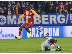 Schalke goalkeeper Alexander Nuebel, right, and Galatasaray's Henry Onyekuru challenge for the ball during the Champions League group D soccer match between FC Schalke 04 and Galatasaray Istanbul in Gelsenkirchen, Germany, Tuesday, Nov. 6, 2018.