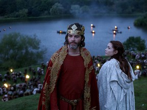 Chris Pine and Florence Pugh in Outlaw King.
