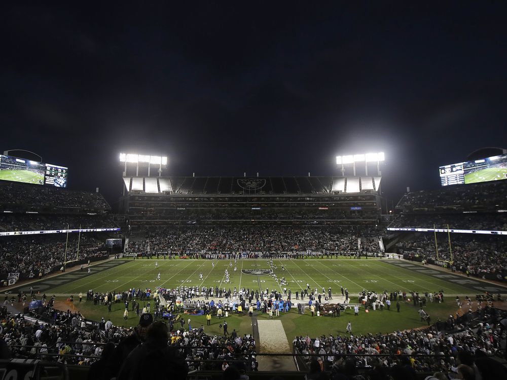 Raiders win possible final game in Oakland 27-14 vs. Broncos