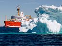 Der Eisbrecher Louis S. St-Laurent der kanadischen Küstenwache durchquert auf diesem Foto die arktischen Gewässer Kanadas.