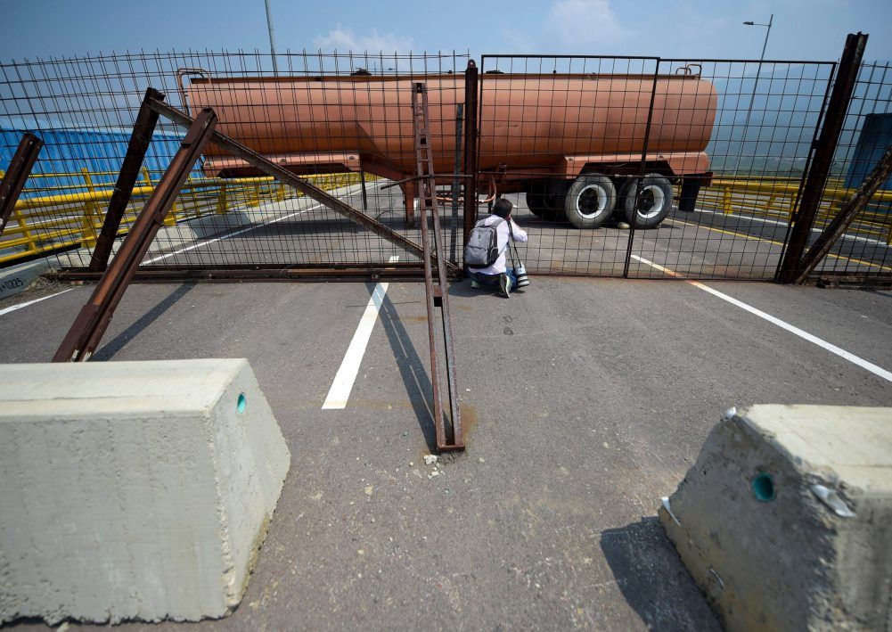 El ejército venezolano bloquea el puente en un intento de bloquear la ayuda humanitaria