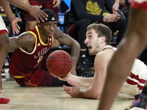 Washington State forward CJ Elleby, right, looks to pass after recovering a turnover as Arizona State forward Zylan Cheatham, left, looks on during the second half of an NCAA college basketball game, Thursday, Feb. 7, 2019, in Tempe, Ariz.